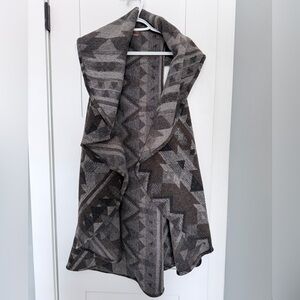 Structure Geometric Patterned Cape - Gray and Black